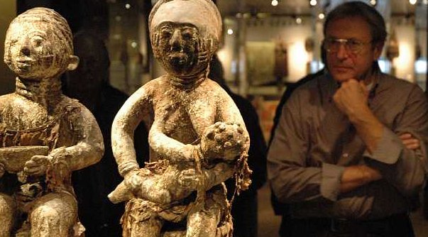 Ausstellungsbesucher vor Afrikanischen Skulpturen