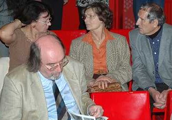 Vertieft in Gespräch und Lektüre