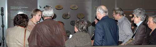 Drs Ine Kommers führt durch die Ausstellung