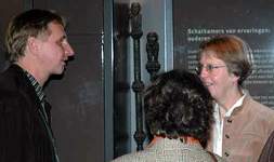 Drs Ine Kommers führt durch die Ausstellung