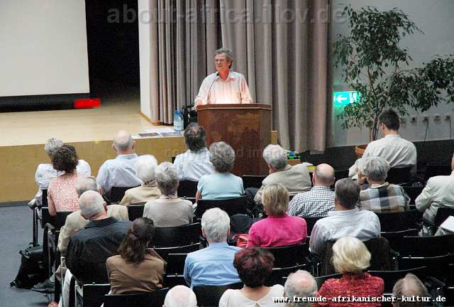 M.Himmelheber am Sprecherpult vor zahlreichem und aufmerksamen Publikum im Staatlichen Museum für Völkerkunde