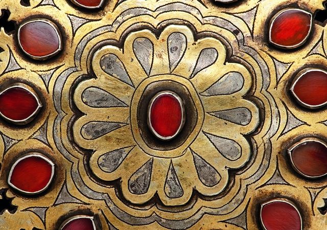 Rosettenmotiv auf einer Brustschmuckplatte der Tekke-Turkmenenen. © MFK, Marietta Weidner
