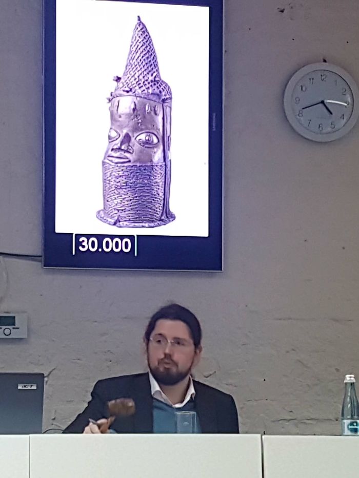 David Zemanek beim Zuschlag der Benin-Bronze. Foto: Barlovic