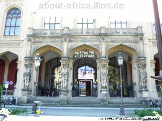Eingang des völkerkundlichen Museums an der Maximilianstraße in München