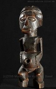 Figürchen, Songye, Eingang in den 1990ern durch Witwe eines Sammlers (auf Flohmarkt Basel erworben), am Po ein Himmelheber-Aufkleber, Belgisch-Kongo, Museum der Kulturen Basel, Nr. III 26581, gesammelt von Hans Himmelheber 1938