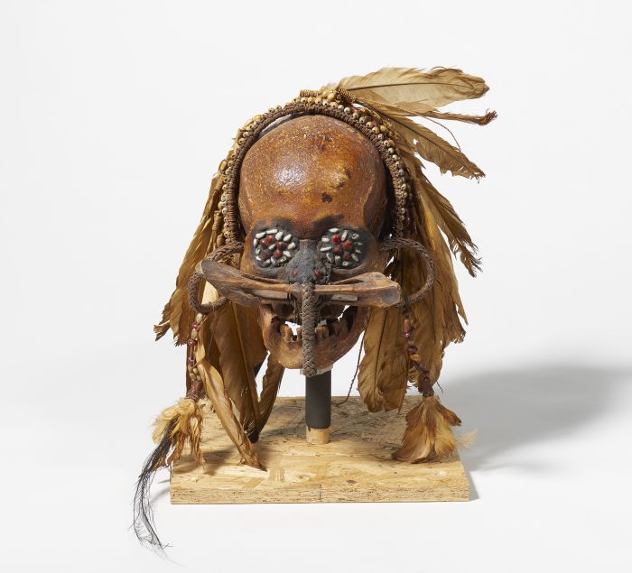 68008-68  ALTER, REICH VERZIERTER AHNENSCHÄDEL NDAMBIRKUS.  Papua-Neuguinea. Asmat. 19.-20. Jh.